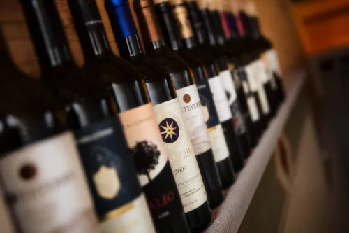 Reihe edler Weinflaschen, die das Weinwunder-Konzept im TOP Hotel Hochgurgl repräsentieren