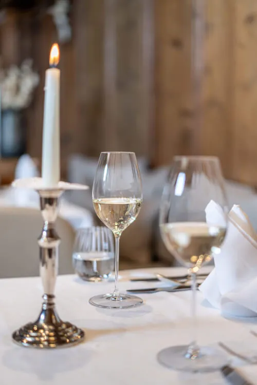 Gemütlicher Tisch mit Weingläsern und Kerze im TOP Hotel Hochgurgl, ideal für jeden Anlass.