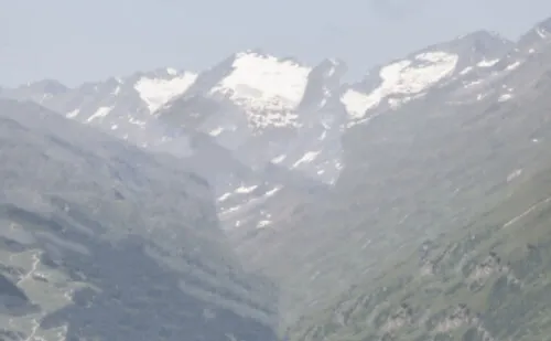 Traumhafte schneebedeckte Berge in Tirol, perfekte für einen Ski-Urlaub.