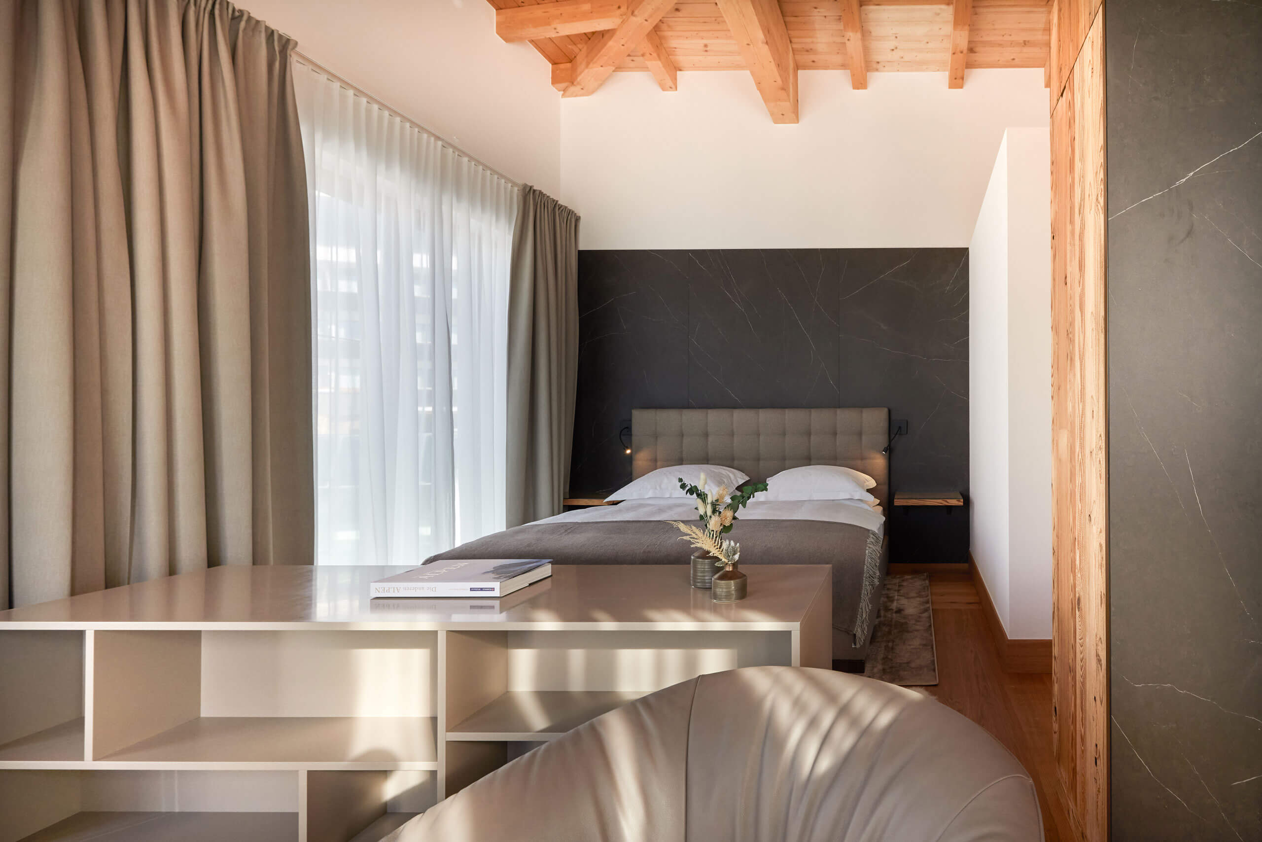 Ein Zimmer mit einem Bett und einem Schreibtisch im TOP Hotel Hochgurgl