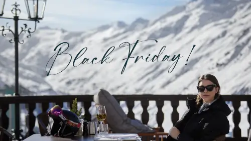 Frau genießt Black Friday im TOP Hotel Hochgurgl mit atemberaubendem Bergblick.