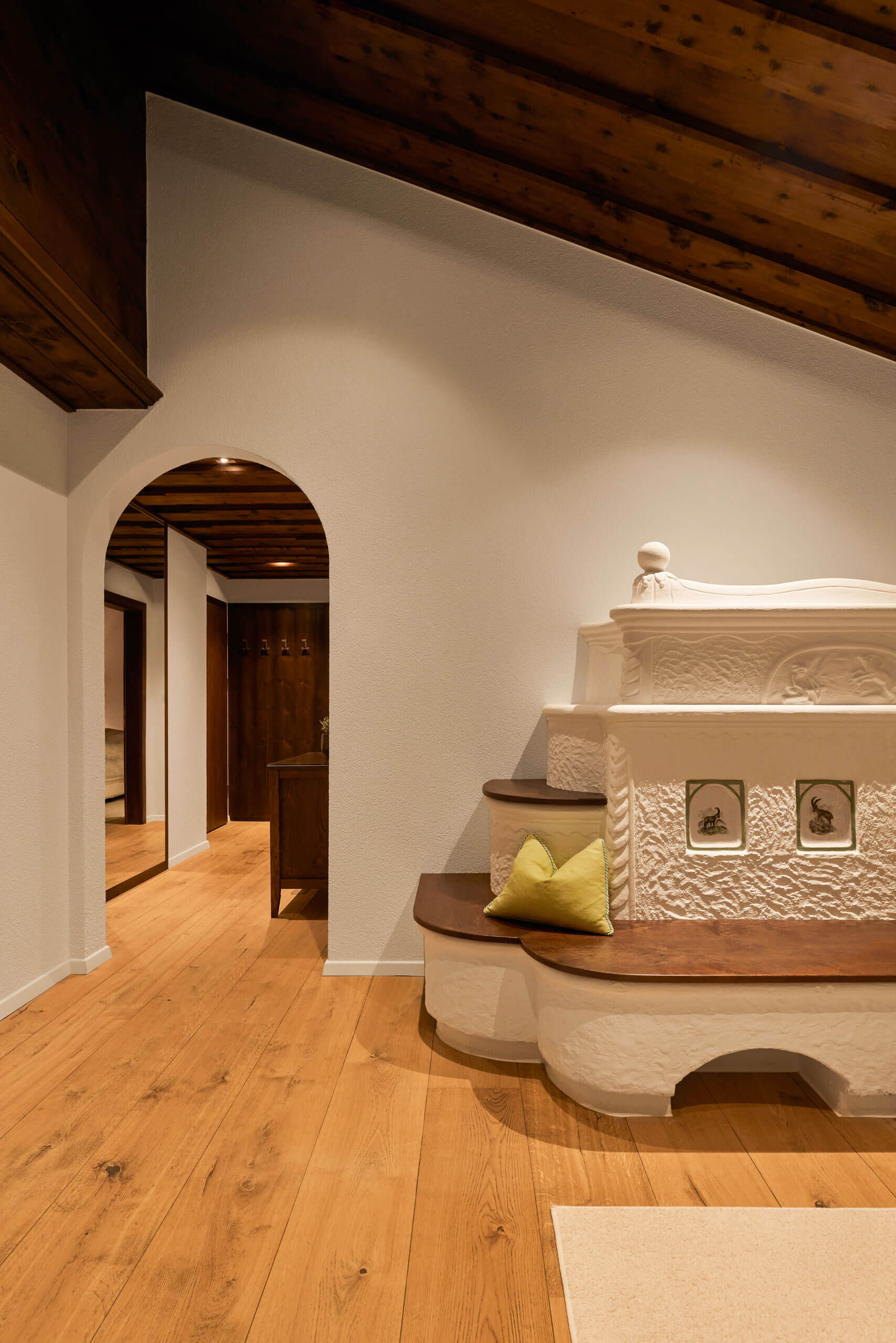 Ein weißes und braunes Zimmer mit einem Holzboden und einem Holzboden im TOP Hotel Hochgurgl