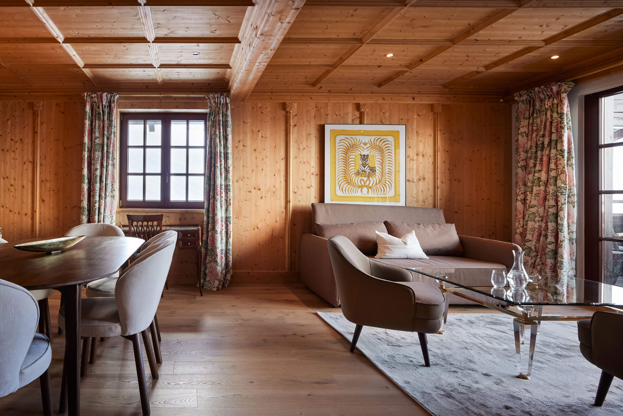 Ein Raum mit einem Sofa und einem Tisch im TOP Hotel Hochgurgl