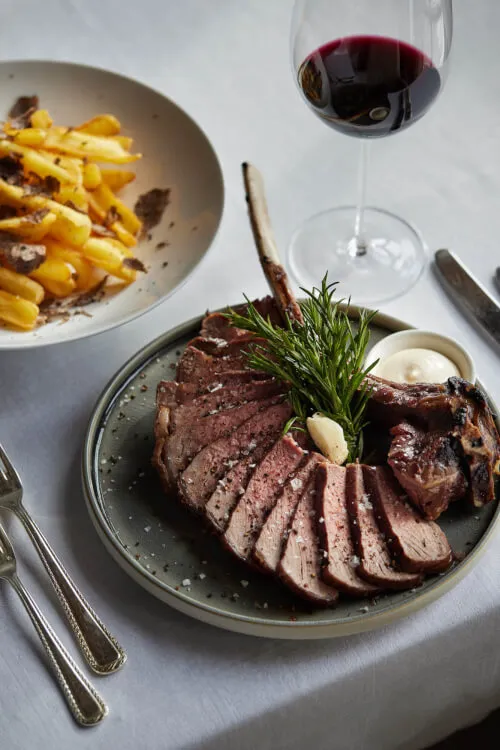 Ein Teller mit Steak und Pommes im TOP Hotel Hochgurgl, ideal für ein gourmet kulinarisches Erlebnis