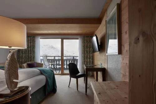 Elegantes Deluxe-Doppelzimmer mit Blick auf die Berge im TOP Hotel Hochgurgl.