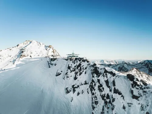 Skilift steigt einen verschneiten Berghang in der Nähe des TOP Hotel Hochgurgl auf, um die alpinen Skieinrichtungen zu zeigen