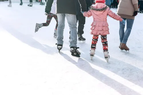 Familie beim Eislaufen in Hochgurgl, Tirol.