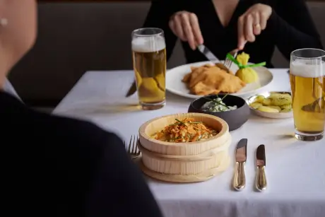 Gourmet-Dining im TOP Hotel Hochgurgl mit Bier, Schnitzel und einem bunten Gericht.