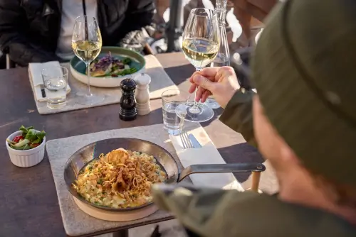 Leckeres Gourmetgericht und Weißwein im TOP Hotel Hochgurgl.