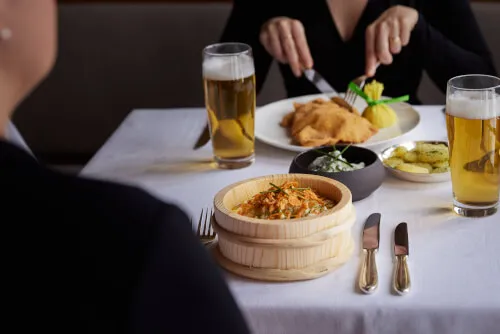 Köstliches Essen und Bier im TOP Hotel Hochgurgl genießen.