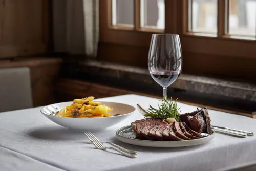 Leckeres Rindersteak mit Pasta und Rotwein im TOP Hotel Hochgurgl.