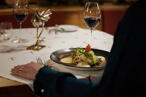 Feine Speise mit Rotwein im TOP Hotel Hochgurgl Restaurant.