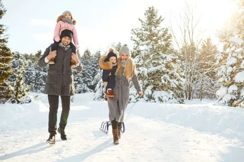 Familie genießt einen schneereichen Tag im Freien im TOP Hotel Hochgurgl und schafft Wintererinnerungen.