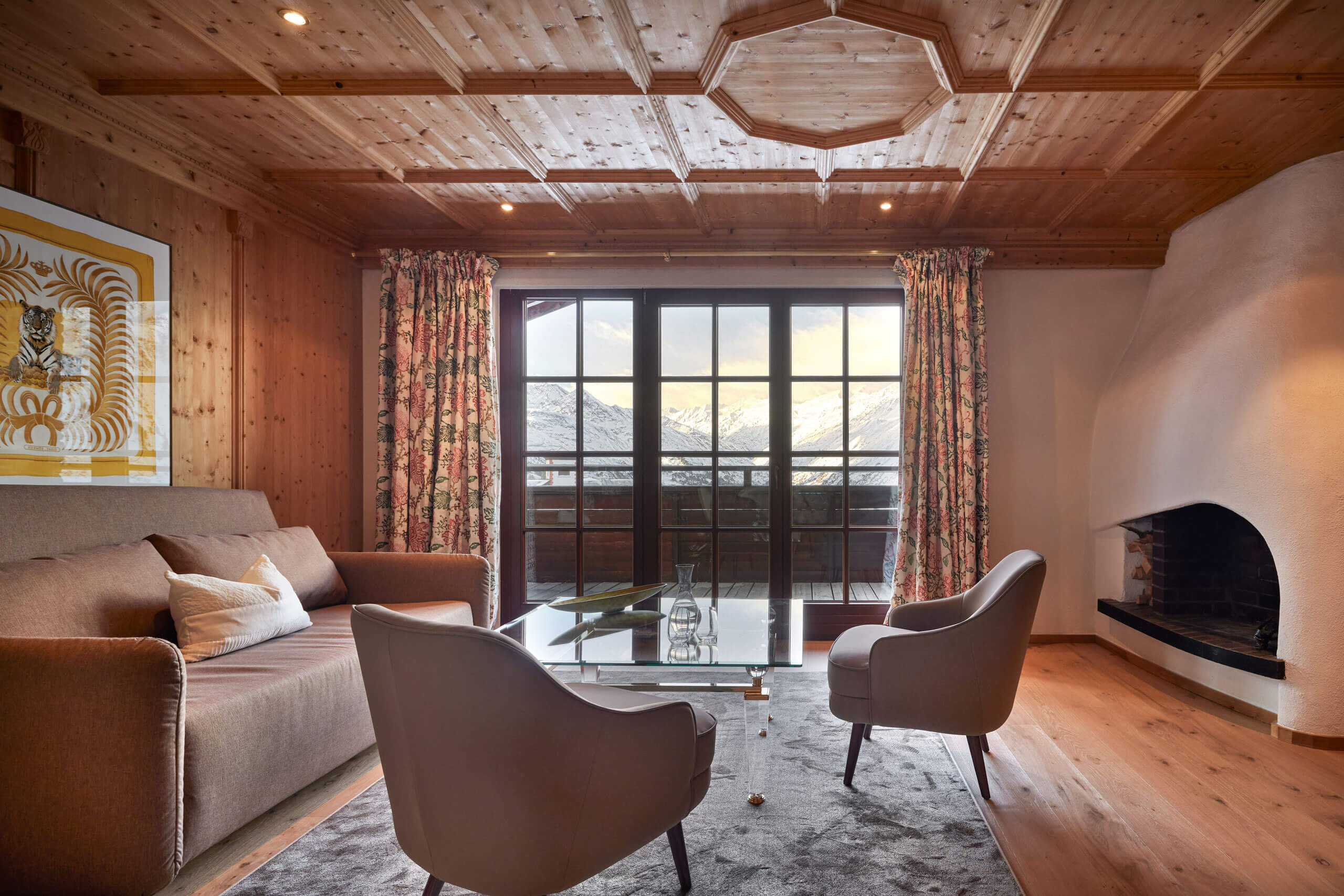 Ein Wohnzimmer mit einem Sofa und Stühlen im TOP Hotel Hochgurgl
