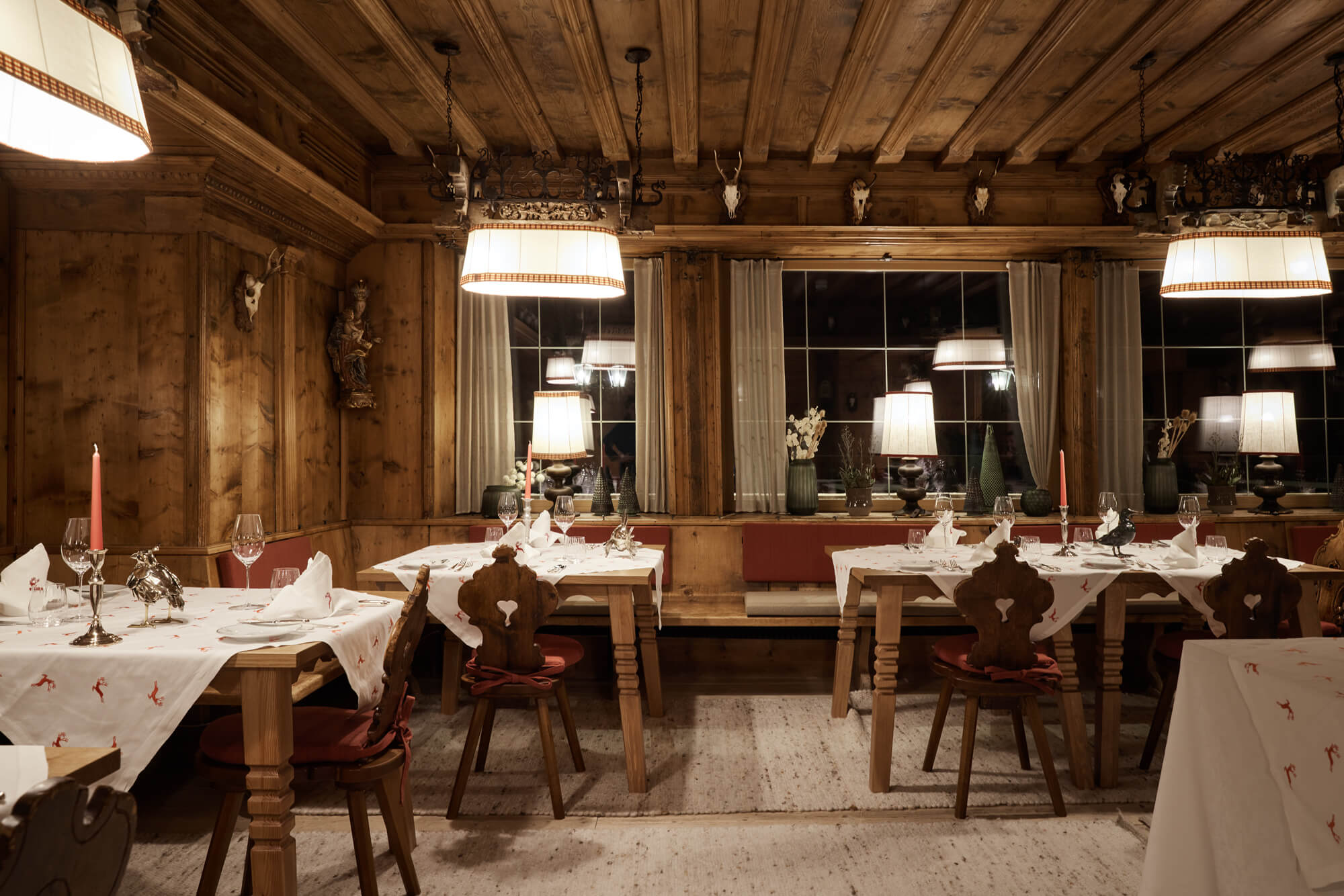A room with tables and chairs in TOP Hotel Hochgurgl