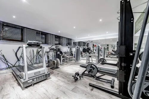 Moderne Fitnessgeräte im Fitnessraum des TOP Hotel Hochgurgl zur Verbesserung Ihrer Fitness.