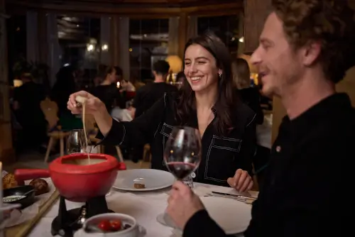 Geselliges Fondue-Erlebnis in der Murmelstube im TOP Hotel Hochgurgl.