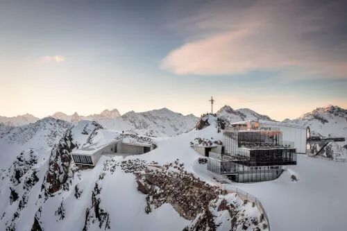 Modernes Gebäude auf schneebedeckten Bergen bei 007 ELEMENTS in Hochgurgl.