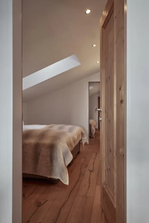 Geräumiges Schlafzimmer für 2-6 Gäste mit 3 Doppelbetten, Holzboden im TOP Hotel Hochgurgl