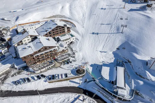 TOP Hotel Hochgurgl im Schnee mit Skilift und Berglandschaft.