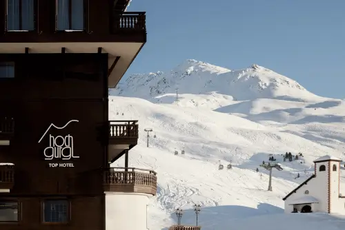 TOP Hotel Hochgurgl mit majestätischen Schneebergen der Ötztaler Alpen im Hintergrund.