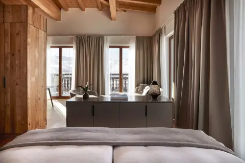 Elegantes Hotelzimmer im TOP Hotel Hochgurgl mit Blick auf die Berge.