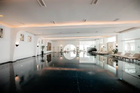 Luxuriöser Innenpool im TOP Hotel Hochgurgl mit moderner Architektur und Liegen.