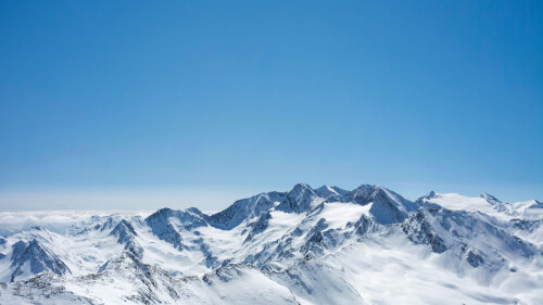 Verschneite Berggipfel mit blauem Himmel nahe dem TOP Hotel Hochgurgl