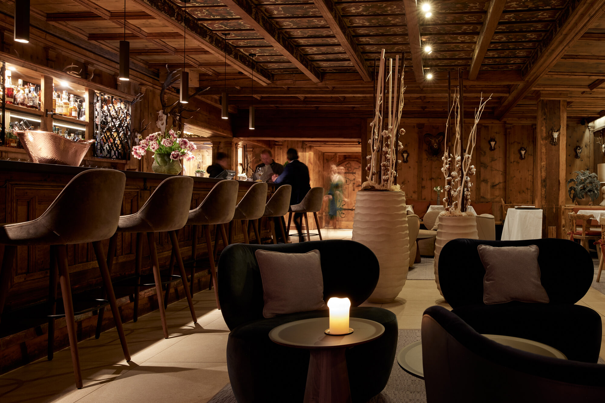 Ein Raum mit Stühlen und Tischen im TOP Hotel Hochgurgl, einem Ort für gute Getränke und Gespräc