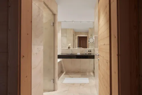 Ein luxuriöses Badezimmer mit marmornem Boden und Spiegel