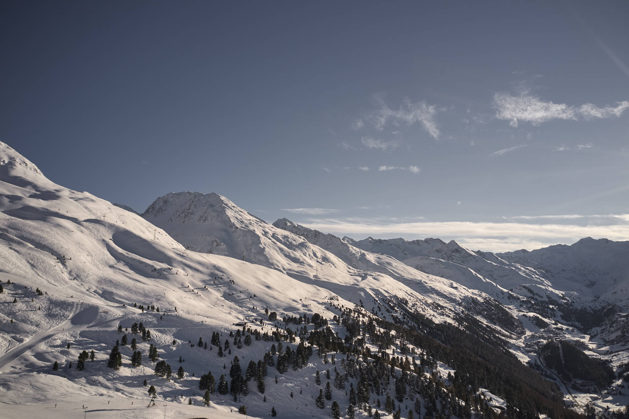 Ein verschneiter Berg mit Bäumen in der Region Ötztal mit Skipass - 6 Skigebiete, 356 Kilometer Pi