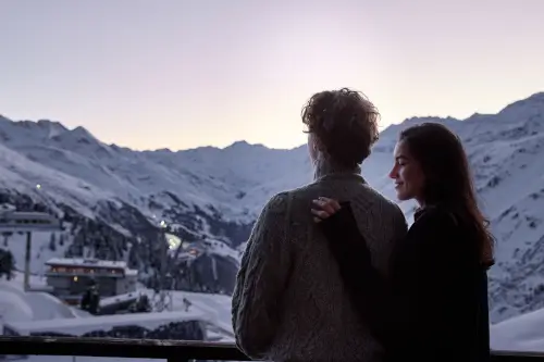 Paar genießt die Bergsicht im TOP Hotel Hochgurgl, umgeben von schneebedeckten Gipfeln.