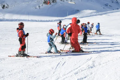 Gruppe beim Skifahren auf Schnee bei der Skischule des TOP Hotel Hochgurgl