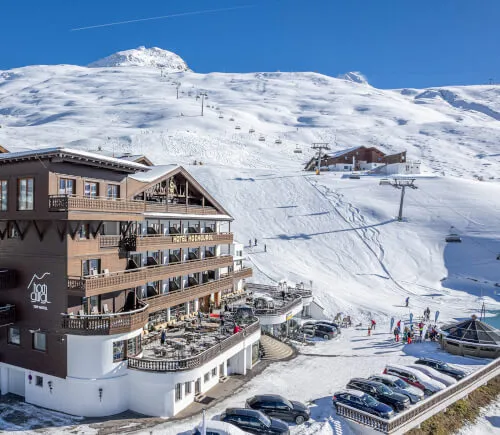 TOP Hotel Hochgurgl vor schneebedecktem Berg mit Parkplatz
