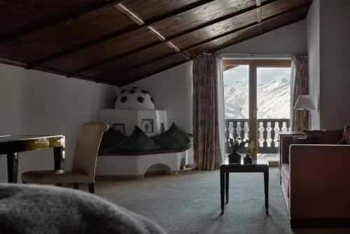 Geräumiges Zimmer mit Balkon, Kamin und Doppelbett, ideal für 3 Gäste im TOP Hotel Hochgurgl
