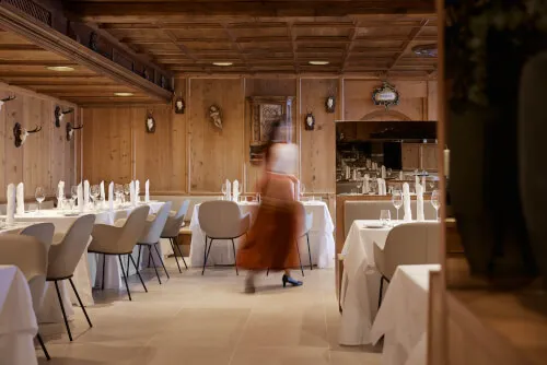 Elegantes Restaurant mit alpiner Atmosphäre und exquisiter Dekoration.