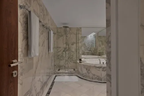 Elegantes Badezimmer mit Marmorwänden und Badewanne im TOP Hotel Hochgurgl
