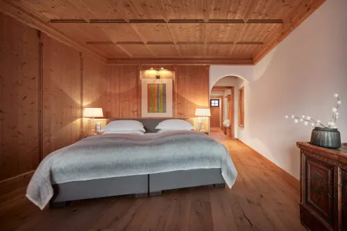 Ein Schlafzimmer mit holzvertäfelten Wänden und einem Bett