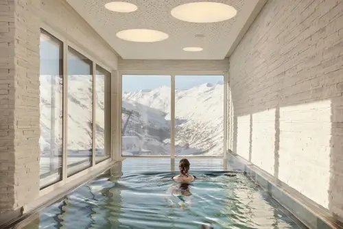 Entspannende Schwimmbadansicht im TOP Hotel Hochgurgl mit Blick auf die Alpen.