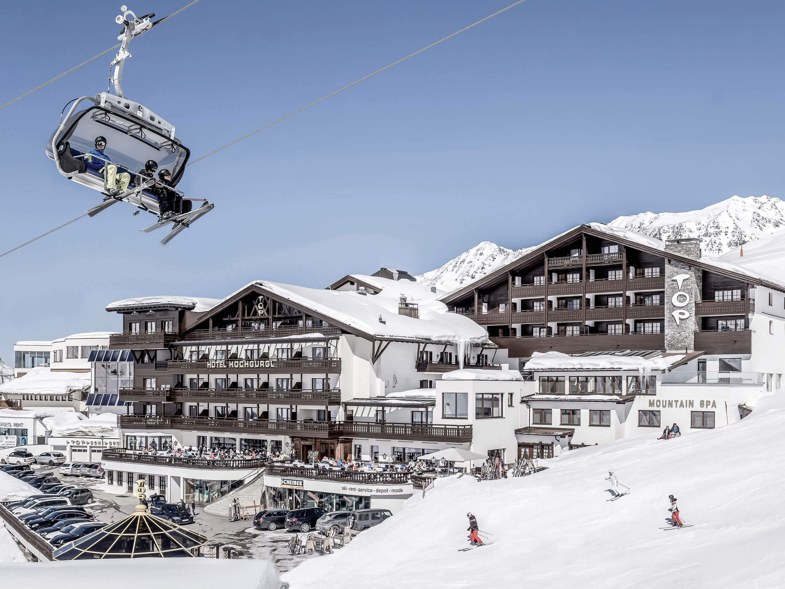 Ein Skilift über einem verschneiten Berg in Hochgurgl. Der Skiurlaub beginnt im TOP Hotel Hochgurgl