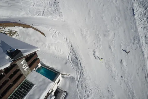 Bild von TOP Hotel Hochgurgl mit einem Skifahrer im verschneiten Gelände.