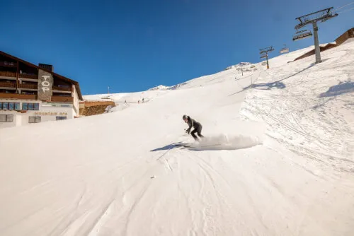 Skifahrer auf den verschneiten Pisten neben dem TOP Hotel Hochgurgl im Ötztal, Tirol.