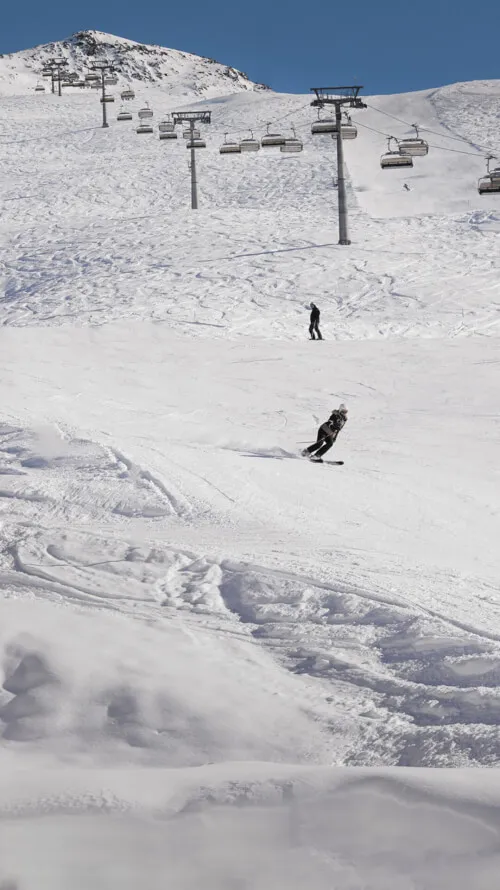 Person beim Skifahren an einem schneebedeckten Hang, ideal für Ski- und Aktivurlaub im TOP Hotel Hochgurgl