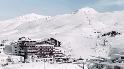 Das TOP Hotel Hochgurgl von Promontoria Hochgurgl GmbH eingebettet in einen verschneiten Berghang mit Skieinrichtungen