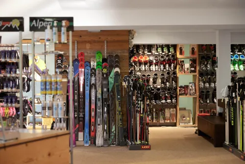 Innenansicht des Skigeschäfts Promontoria Hochgurgl GmbH - TOP Hotel Hochgurgl mit einer umfangreichen Auswahl an Skiern und Skiausrüstung, einschließlich Marken wie ATOMIC und LEKI. Gäste erhalten einen speziellen Rabatt auf Verleih.