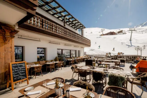 Sonnenterrasse des TOP Hotel Hochgurgl mit Blick auf die Piste im Ötztal.