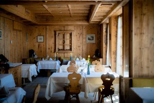 Gemütlicher Speisesaal im Sonnenstube des TOP Hotel Hochgurgl, ideal für private Feierlichkeiten.