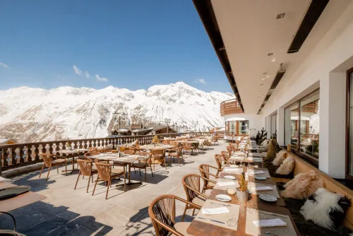 Außenterrasse des TOP Hotel Hochgurgl mit atemberaubendem Bergblick.