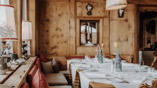 Tiroler Stube im TOP Hotel Hochgurgl, mit traditioneller Holzvertäfelung und gemütlicher Atmosphäre.