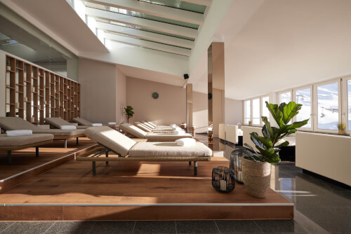 Entspannungsbereich mit Lounge-Sesseln und einer Pflanze im TOP Hotel Hochgurgl